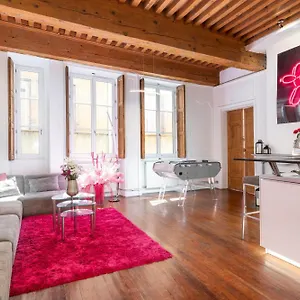 https://le-xvi-de-la-rose.hotels-rhonealpes.com